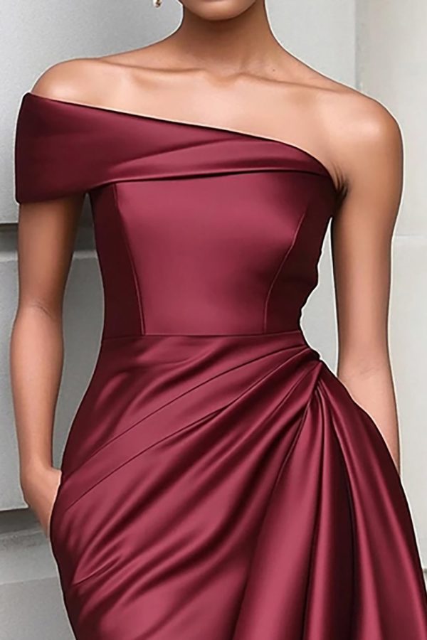 Gegolfde One Shoulder Tight Bourgondische knielengte Galajurk Verkauf – Bild 2