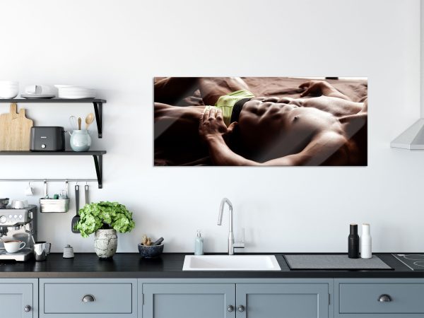 Muskulöser Mann im Bett, Glasbild Panorama Online-Schn?ppchen – Bild 3