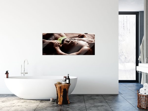 Muskulöser Mann im Bett, Glasbild Panorama Online-Schn?ppchen – Bild 4