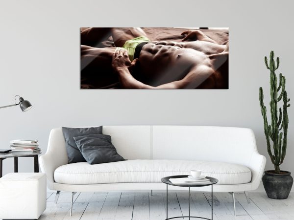 Muskulöser Mann im Bett, Glasbild Panorama Online-Schn?ppchen – Bild 2
